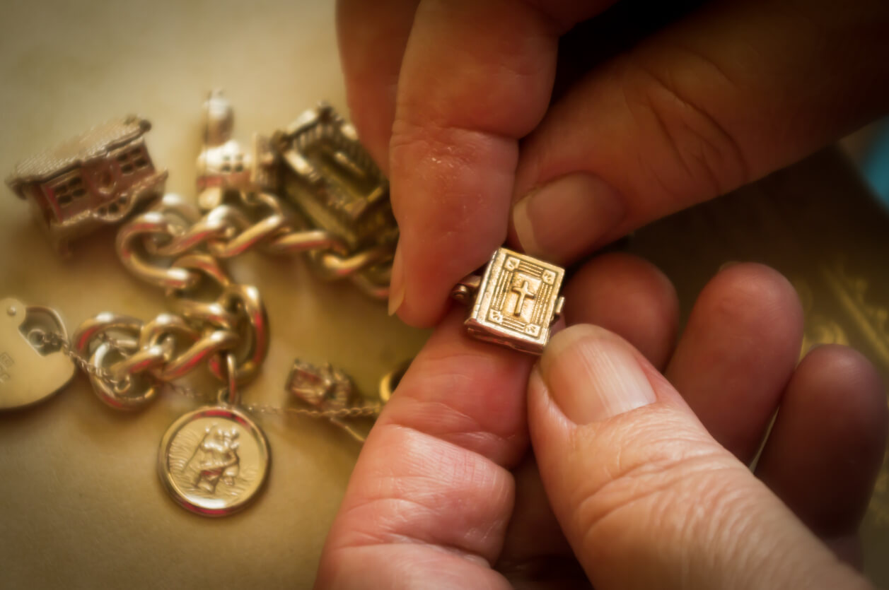 Do Pawn Shops In Cobb County Sell Women's Charm Bracelets? Smyrna